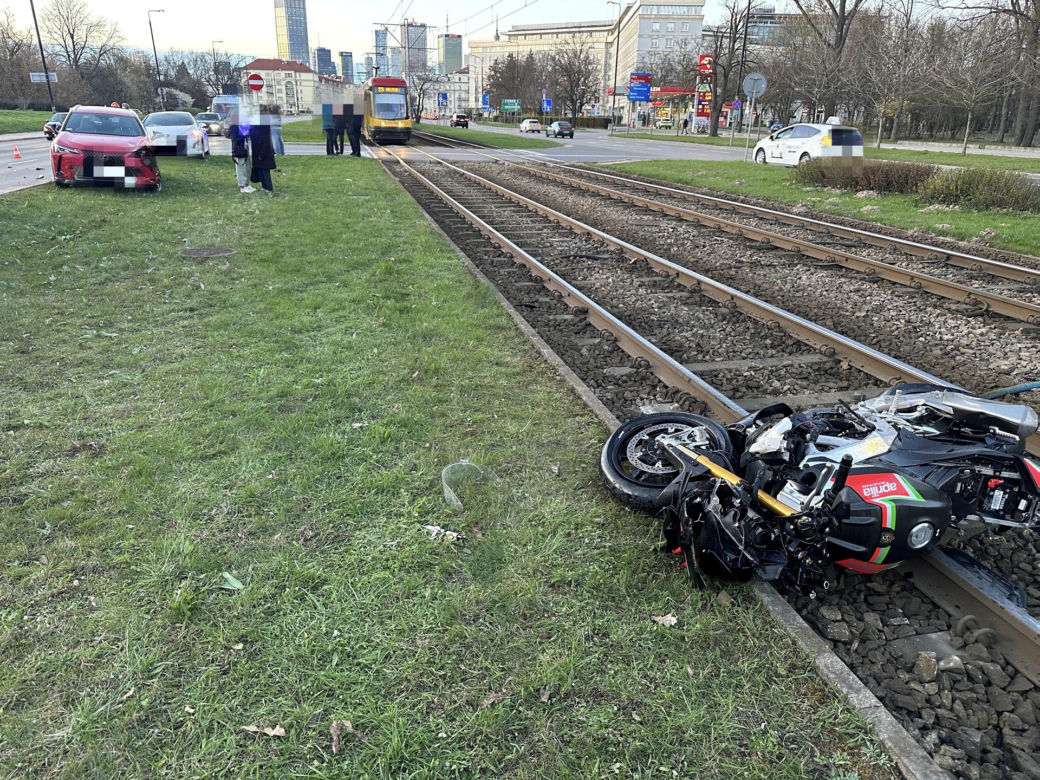 Starsza chciała zawrócić swoim lexusem. Motocyklista nie miał szans jej ominąć