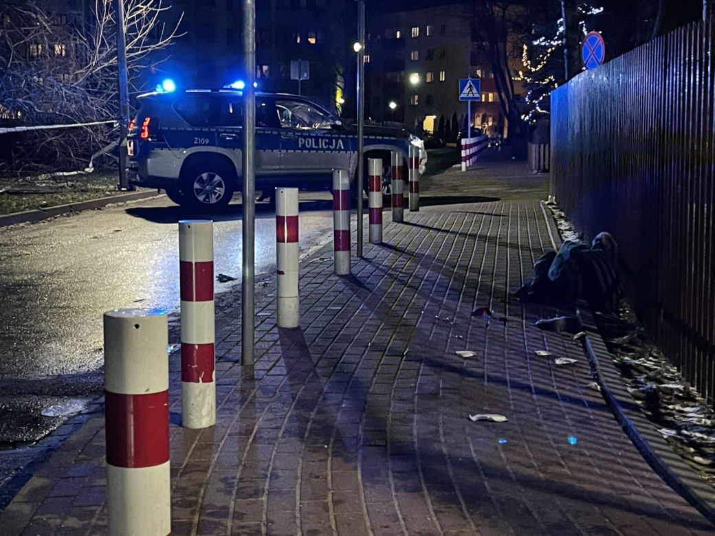 Zaatakowany nożem mężczyzna krwawiąc próbował uciekać, ale upadł na chodnik