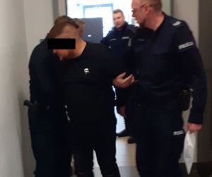 Wyjątkowo bezczelny oszust! Okradł biednych emerytów, w sądzie miał taką koszulkę! [ZDJĘCIA]