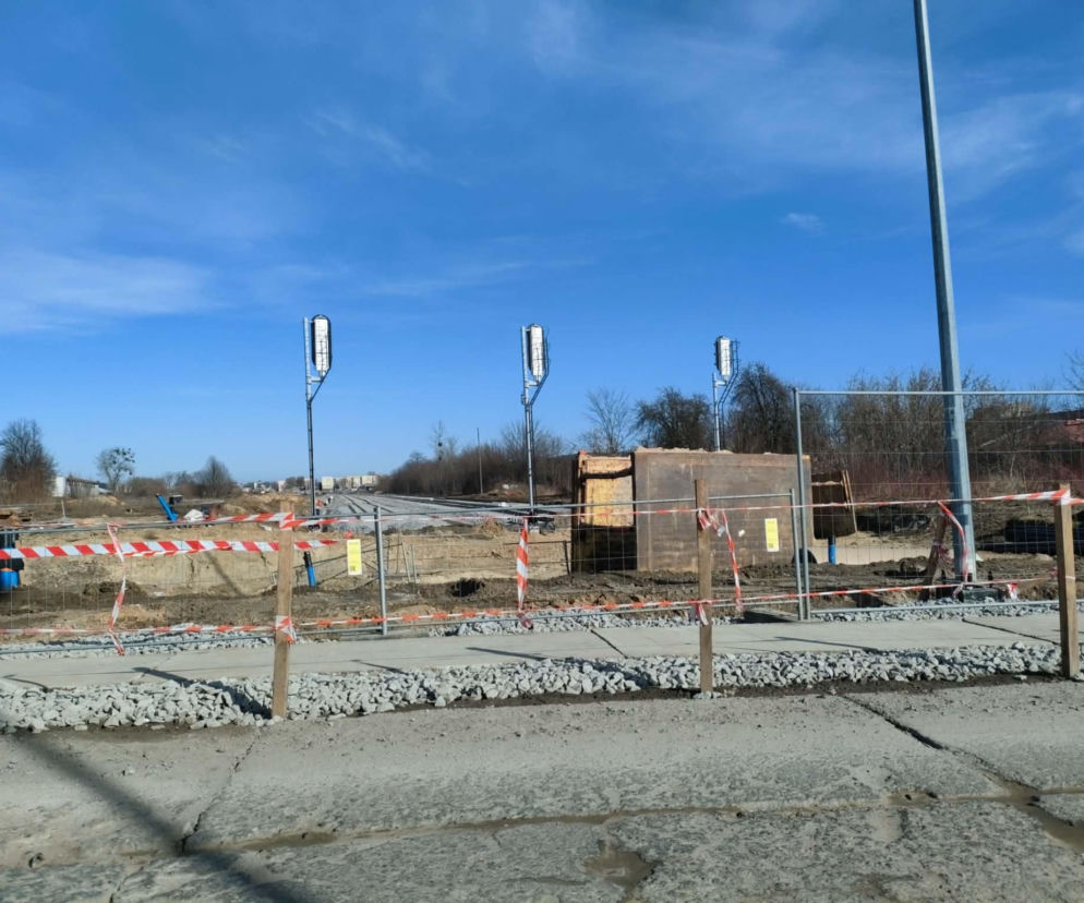 Przejazd kolejowy w Alei Piłsudskiego w Łomży został zamknięty. Utrudnienia potrwają kilka tygodni