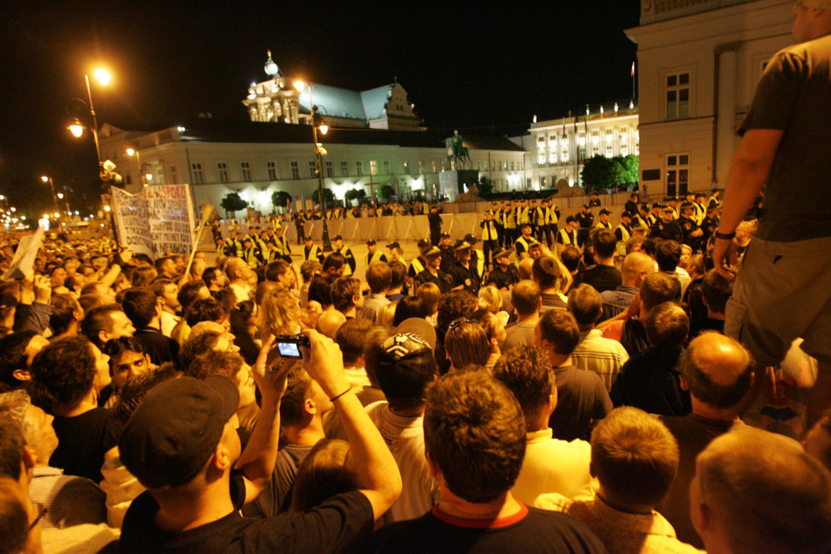 Demonstracja przeciwników pozostawania krzyża pod Pałacem