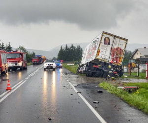 Łososina Dolna. Zderzenie dwóch dostawczaków. Ciężarówka chciała je minąć i skończyła w rowie