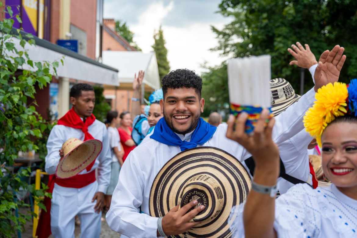 Dni Folkloru w Olsztynie 2025. Ulicami Starego Miasta przeszedł barwny korowód
