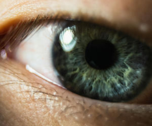 Masz żółte grudki na powiekach? Przez lata łączono je z zawałem. Nowe badania zaskakują