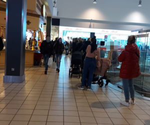 Krakowianie rzucili się na zakupy w ostatni dzień przed lockdownem. Tłumy w galeriach!