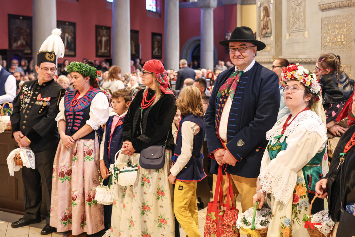 Święcenie pokarmów w strojach ludowych w Bytomiu