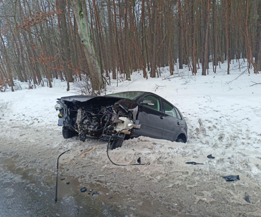 Wypadek na DW803, cztery osoby ranne