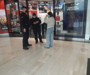 Policjanci szturmują galerie handlowe