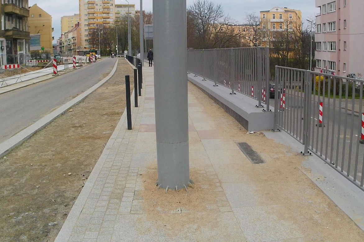 Słupy utrudniają życie pieszym na al. Wyzwolenia