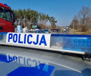 Niewiarygodny karambol pod Ostrołęką! 5 zniszczonych aut, są ranni. Volkswagen znaleziony 100 metrów dalej! [ZDJĘCIA]
