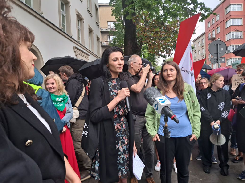"Nigdy nie będziesz szła sama. Solidarnie z Joanna". Protest w Krakowie