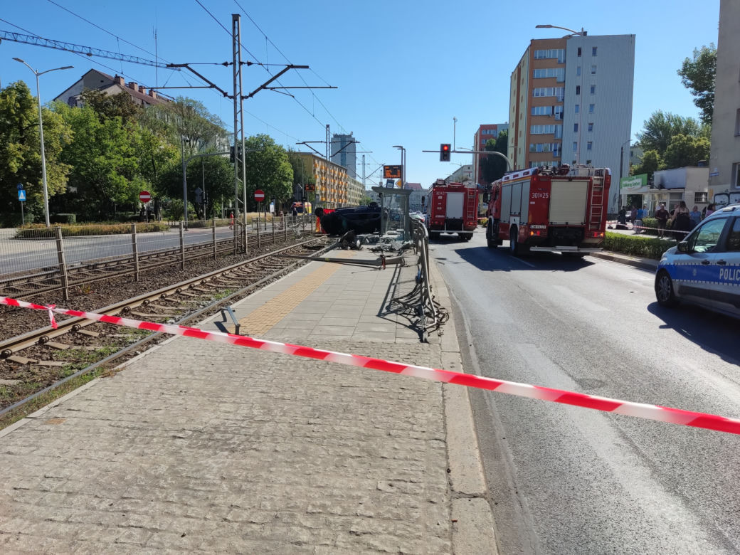 Starszy pan jechał na działkę, BMW zmiotło go z przystanku. Masakra we Wrocławiu