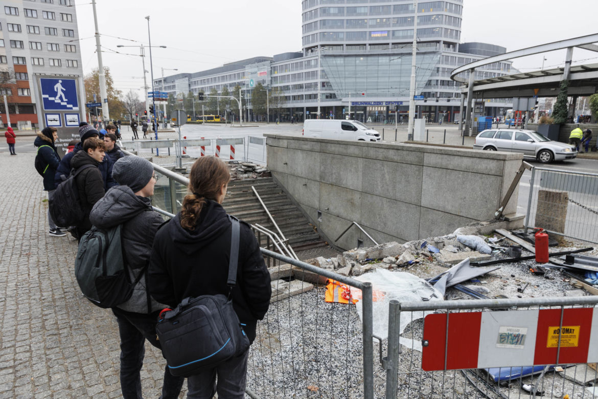 Autobus wjechał w przejście podziemne. Jedna osoba zginęła, trzy zostały ranne