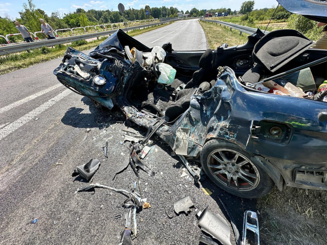 Wypadek w Elżbietowie. Tir roztrzaskał osobówkę. W tym samym miejscu zginęło troje dzieci i ich mamy