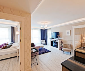 Eklektyczny salon z kuchnią: francuski neobarok we współczesnym apartamencie