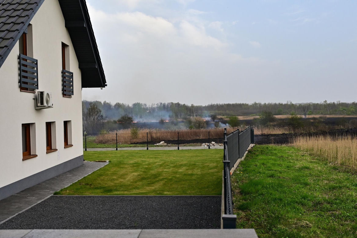 Pożar traw w krakowskiej dzielnicy Dębniki