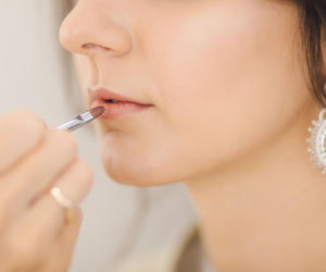 Makijaż dzienny za grosze. Tych 5 kosmetyków do 10 złotych to perełki z Rossmanna i Biedronki!