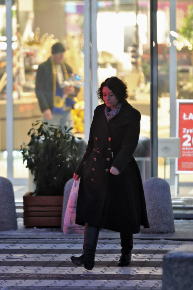 Anna Maria Żukowska buszuje w kwiatach