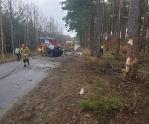 Koszmarne dachowanie w Bydgoszczy! Kierowca wypadł z auta i został przygnięciony 