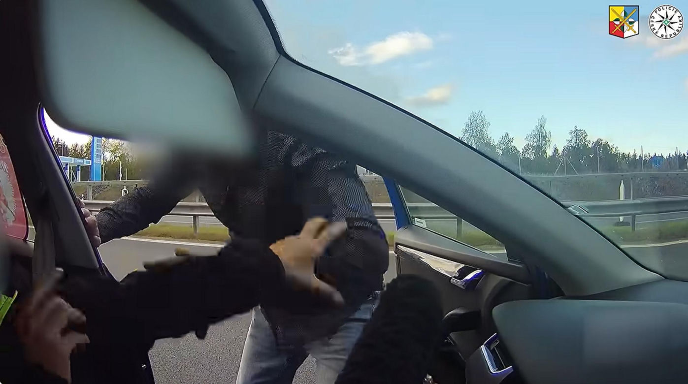 Bił kobietę na autostradzie, bo jechała zgodnie z przepisami! Wszystko nagrała jej 8-letnia córka