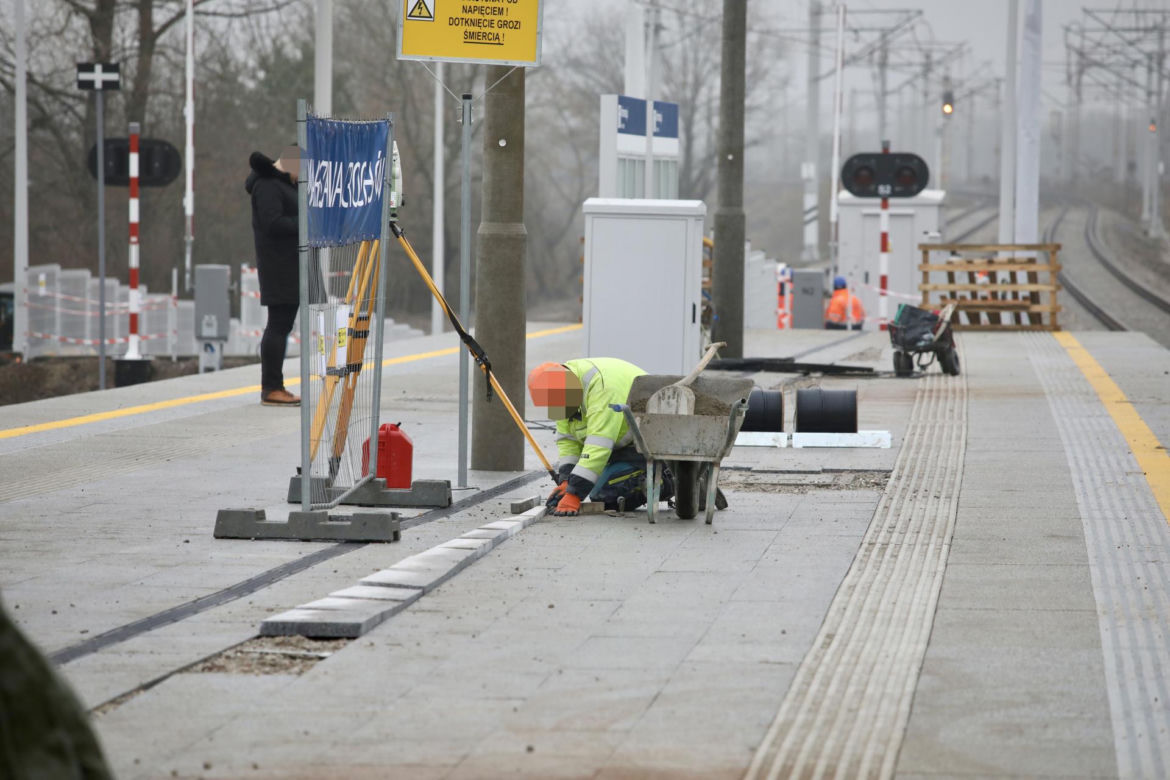 Dojście do nowej stacji przez błoto i plac budowy. PKP Warszawa Grochów jak tor przeszkód 