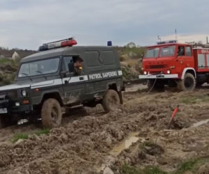  W Parszowie patrol saperski ugrzązł w błocie