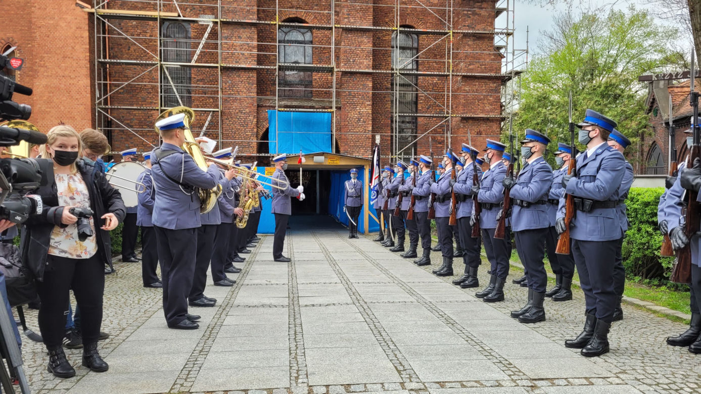Pogrzeb policjanta z Raciborza. Tłumy przed kościołem. Ostatnie pożegnanie Michała Kędzierskiego