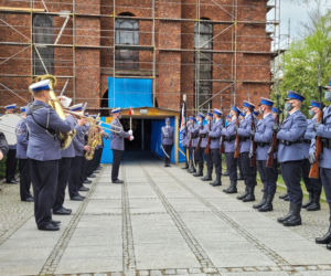 Pogrzeb policjanta z Raciborza. Tłumy przed kościołem. Ostatnie pożegnanie Michała Kędzierskiego