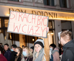Ani jednej więcej. Najmocniejsze hasła na protestach po śmierci Izabeli z Pszczyny [ZDJĘCIA]
