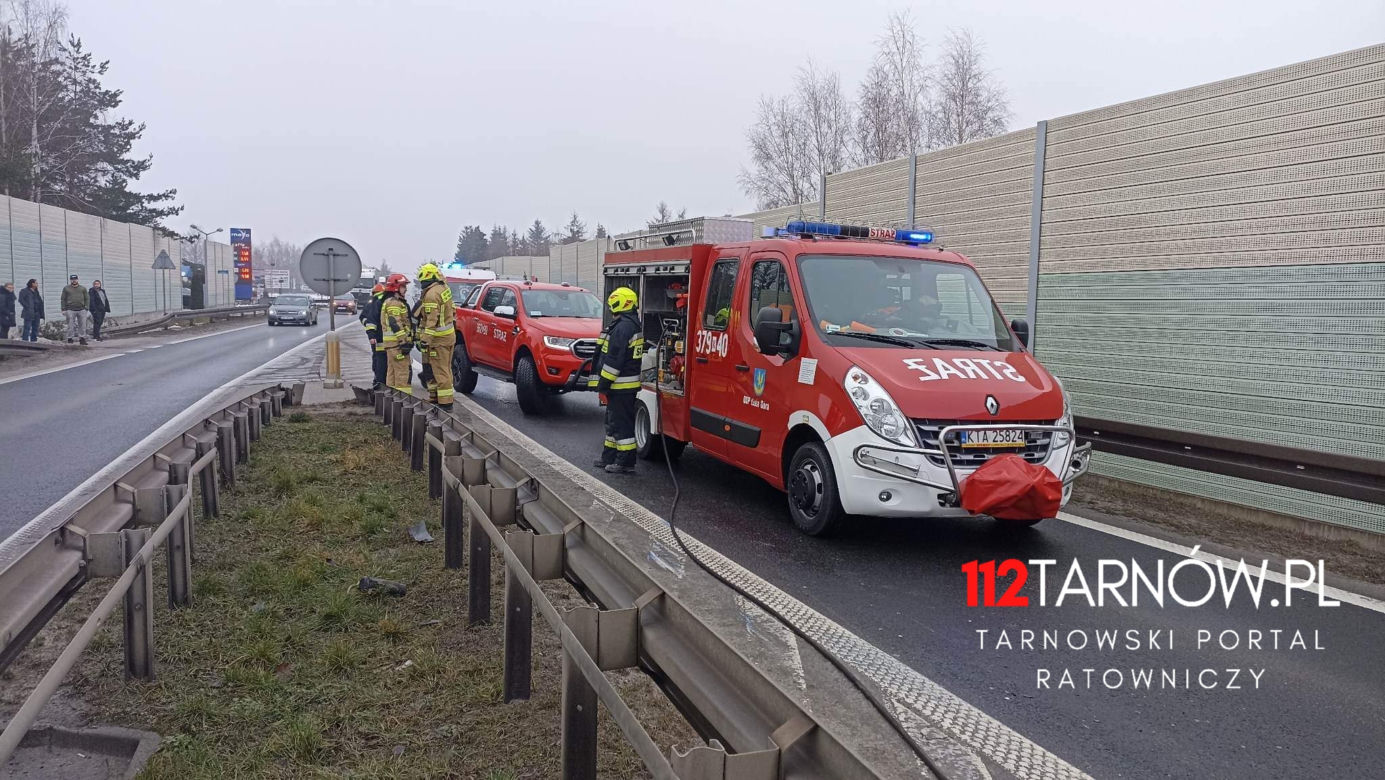 Dachowanie pod Tarnowem. Kierująca osobówką straciła panowanie nad pojazdem
