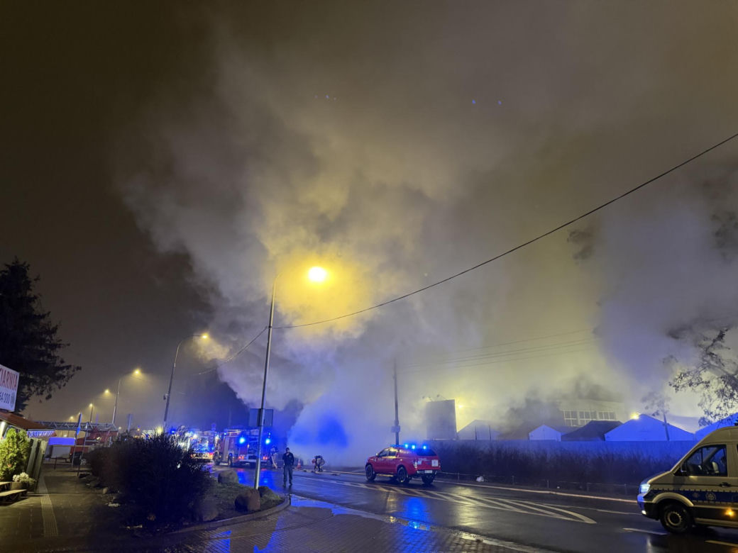 Pożar na targowisku przy ul. Bakalarskiej. Zatrzymano 36-letniego mężczyznę