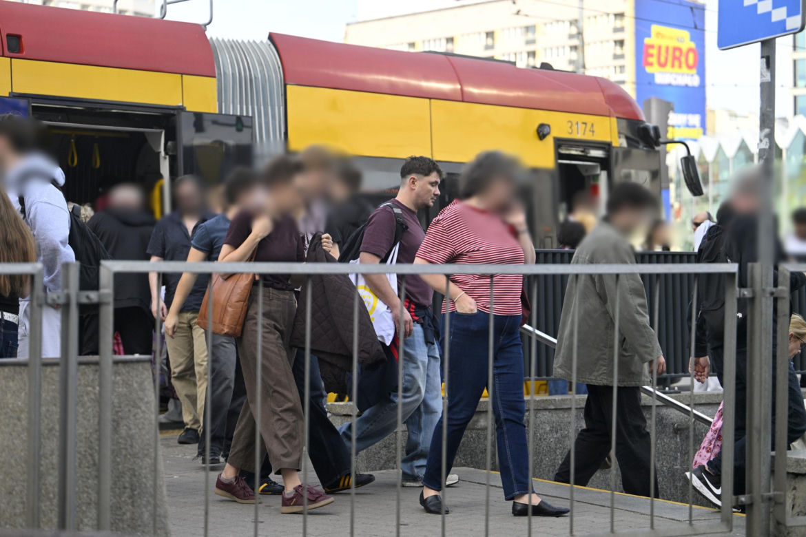 Daniel Martyniuk ładnie się bawi w Warszawie. Mamy fotki