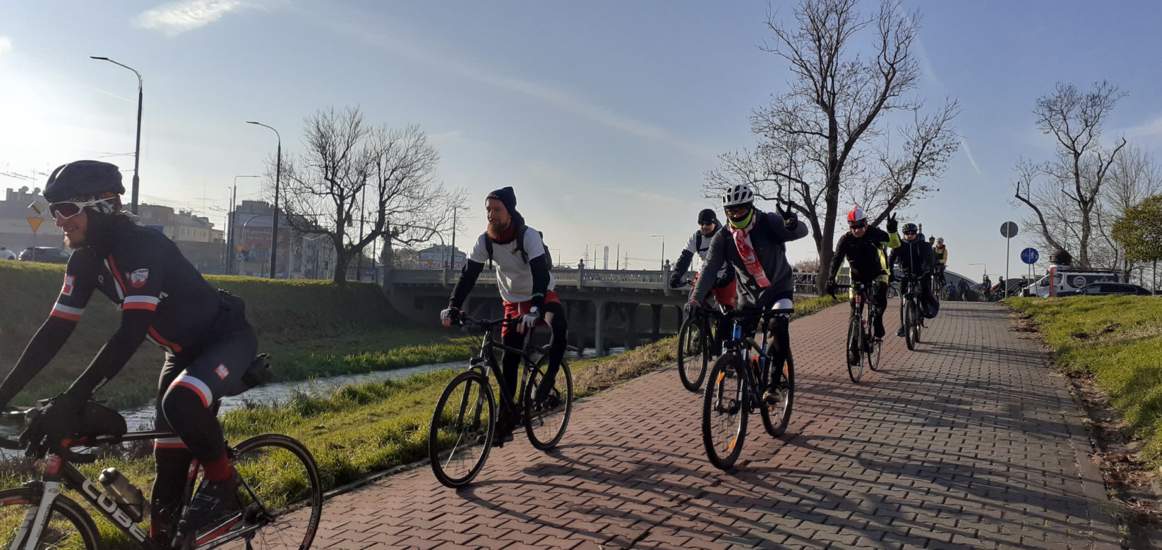 Lubelscy rowerzyści wyruszyli. Pokonają 103 kilometry w 103. rocznicę odzyskania niepodległości [GALERIA]