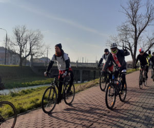 Lubelscy rowerzyści wyruszyli. Pokonają 103 kilometry w 103. rocznicę odzyskania niepodległości [GALERIA]
