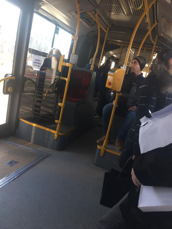 Tłok w autobusach i tramwajach w Warszawie