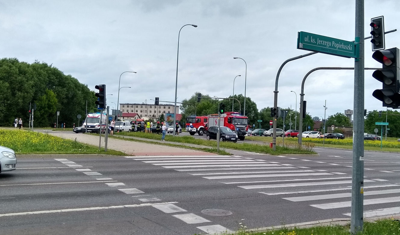 Wypadek przy tunelu Fieldorfa "Nila". Dwa pojazdy uszkodzone, skuter na jezdni [ZDJĘCIA]