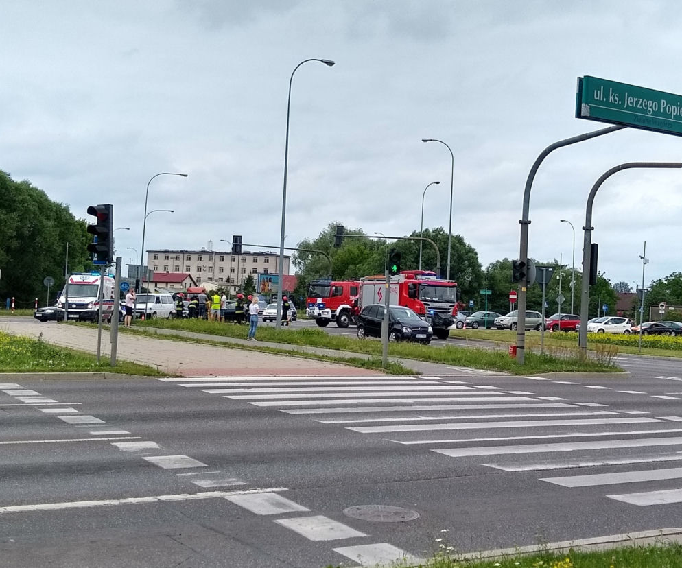 Wypadek przy tunelu Fieldorfa Nila. Dwa pojazdy uszkodzone, skuter na jezdni [ZDJĘCIA]