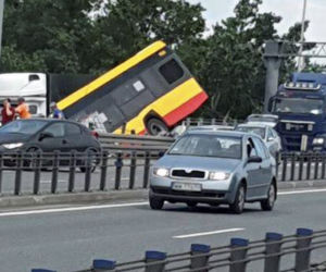 Autobus zawisł na moście Grota
