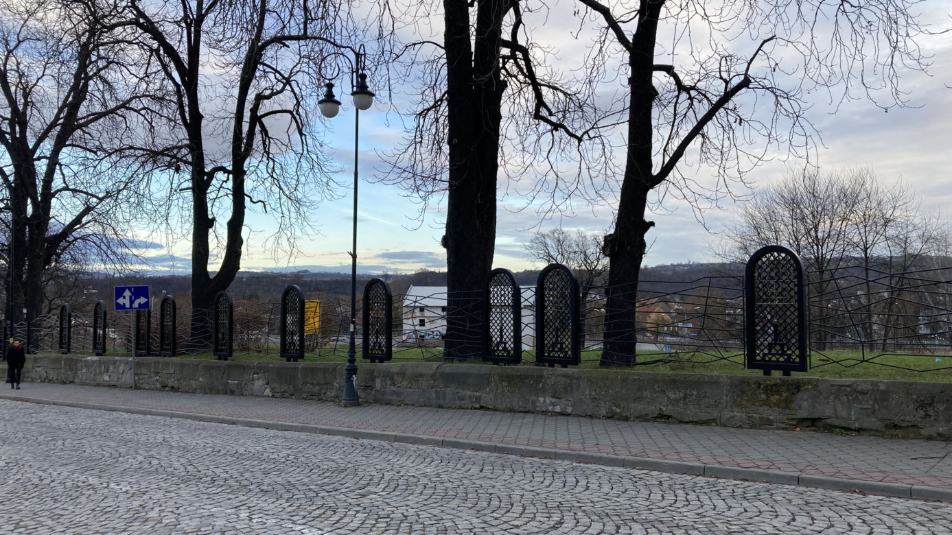 Ogrodzenie dawnego cmentarza żydowskiego jest już gotowe