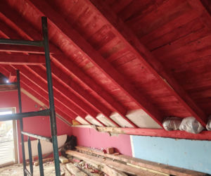 Dom Państwa Wysockich po pożarze - pierwsze prace to remont dachu