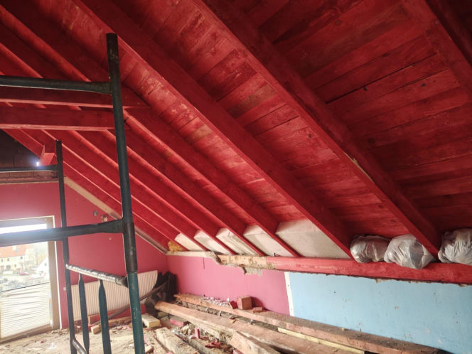 Dom Państwa Wysockich po pożarze - pierwsze prace to remont dachu