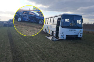 PILNE. Wypadek szkolnego autobusu i osobówki! Ranne dzieci