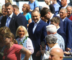 Nawrocki na procesji z rodziną