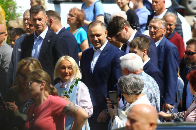 Nawrocki na procesji z rodziną
