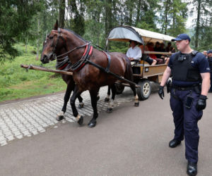 Protesty przeciwko konnemu transportowi nad Morskim Okiem