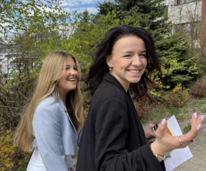 Dzień pełen emocji i wzruszeń. Maturzyści Baczyńskiego w Starachowicach żegnają szkołę