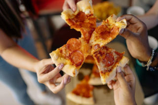 Pizza – narodowy comfort food w czasach drożyzny.  Pizza podrożała” o niemal 80%