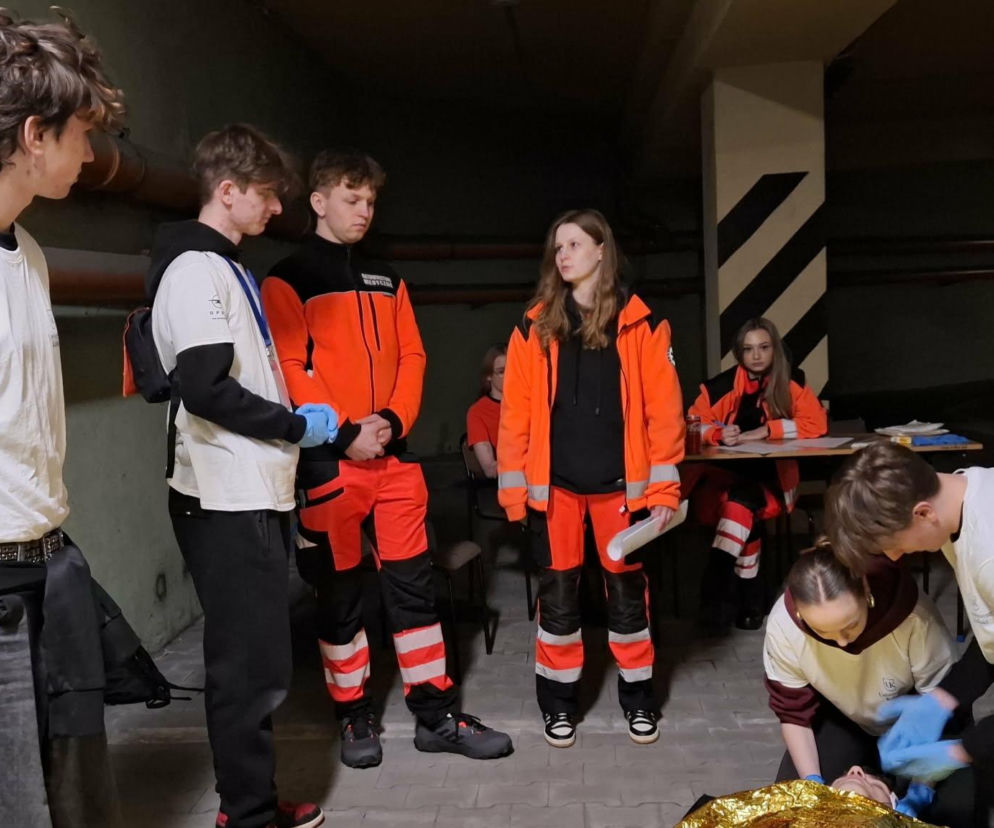 Wiedzą jak ratować! Na Uniwersytecie Kaliskim odbyły się II Mistrzostwa Szkół Ponadpodstawowych w Pierwszej Pomocy ZDJĘCIA