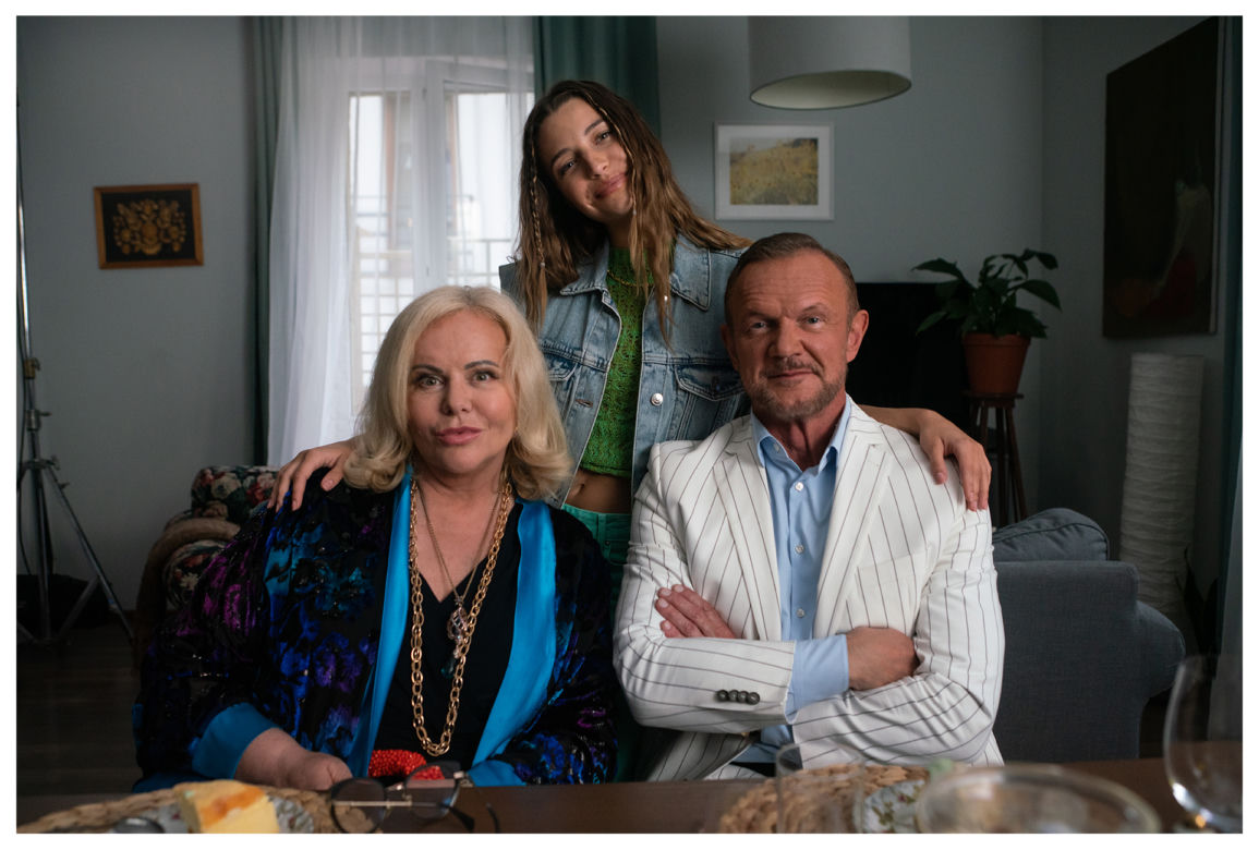 Teściowie. Julia Wieniawa (Andżelika Nagórska), Joanna Kurowska (Nagórka), Cezary Pazura (Zenon Nagórski)