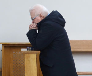 Lech Wałęsa zupełnie sam w pustym kościele. Pojechał się pomodlić tuż przed świętami